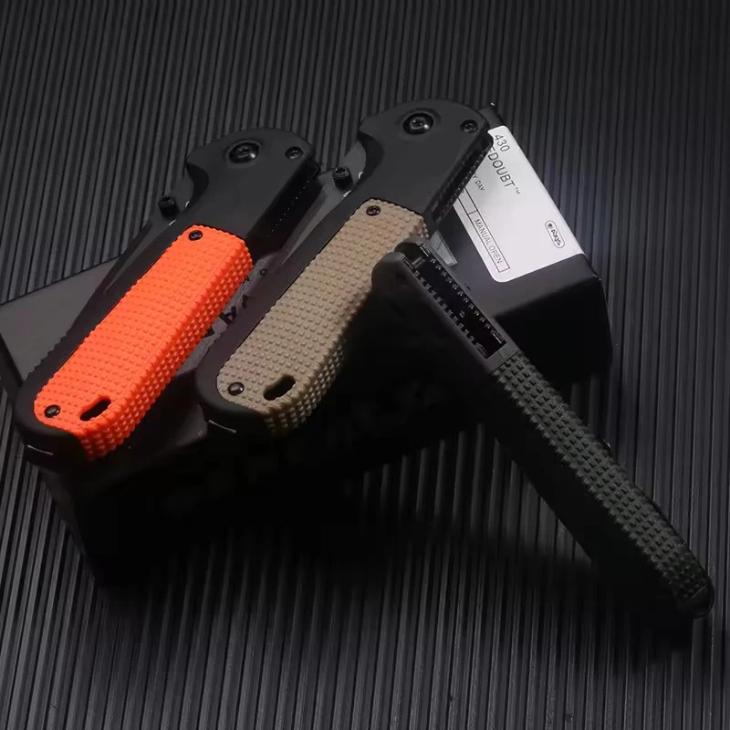 La maniglia bm 430 è realizzata in materiale polimerico e il coltello BM è posizionato come una cartella tattica a grandezza naturale, adatta per esterni