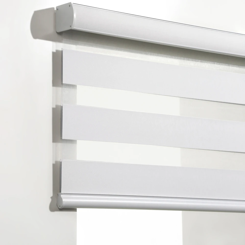 

В наличии окно, двухслойные жалюзи «Зебра», затемняющие дневные и ночные комнатные жалюзи «Зебра» для окон