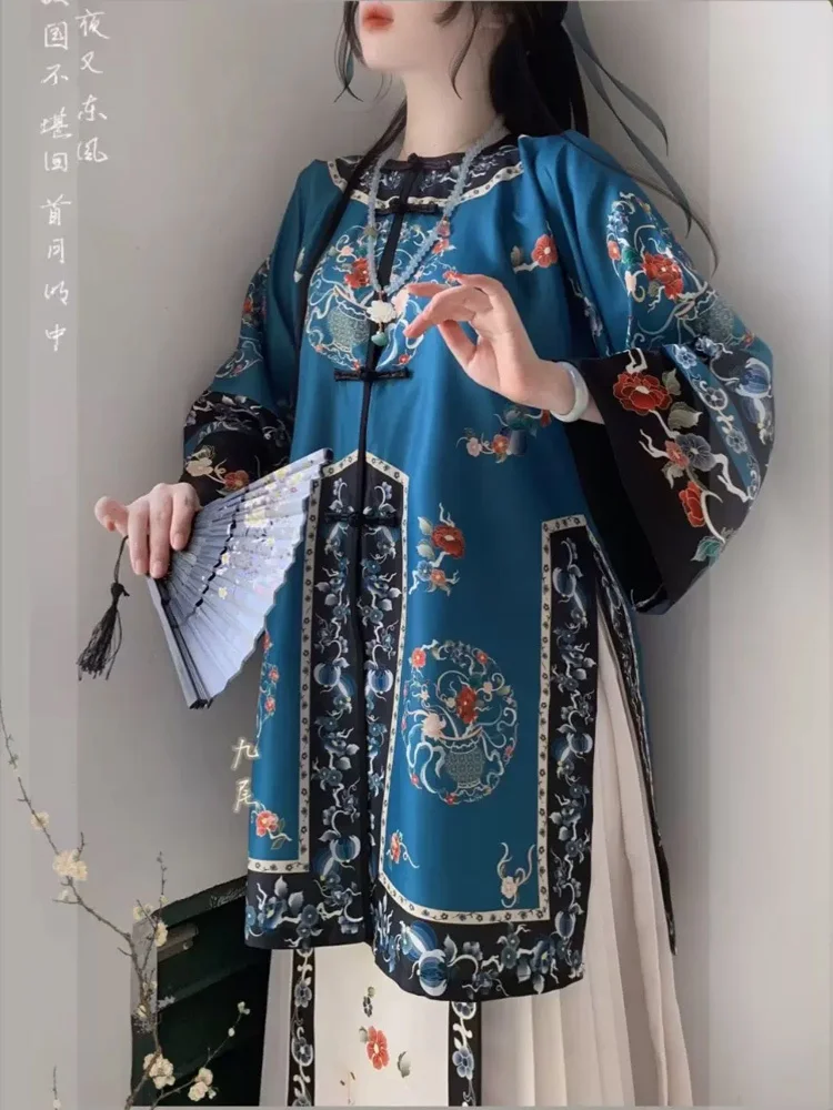 เครื่องแต่งกายชาติพันธุ์ของศาลราชวงศ์ชิงใหม่ ชุดกระโปรงม้าลายดอกไม้พร้อมปกกลมติดกระดุมสองแถว