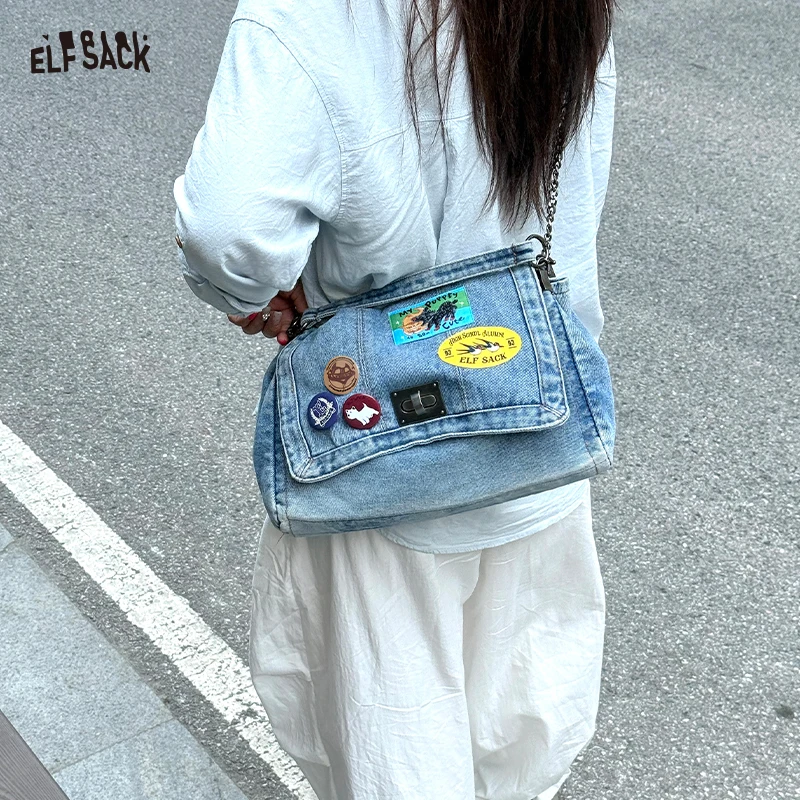 ELFSACK 2025 秋の新作 ストリートウェア デニム クロスボディバッグ シルバーバックル スタンプ メダルピン グランジスタイル