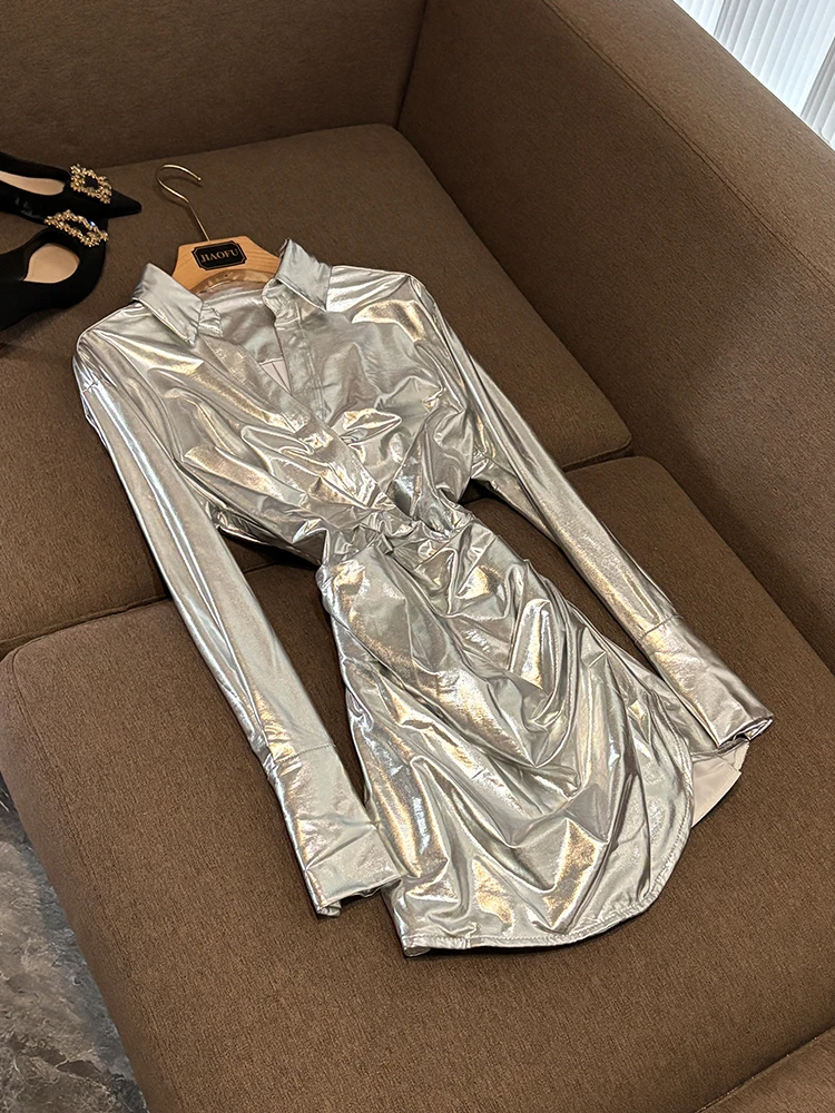 

Новинка 2025: Сексуальное шелковое платье с глубоким V-образным вырезом и пуговицами, с завышенной талией, базовая модель для городских поездок, удобное для повседневной носки.