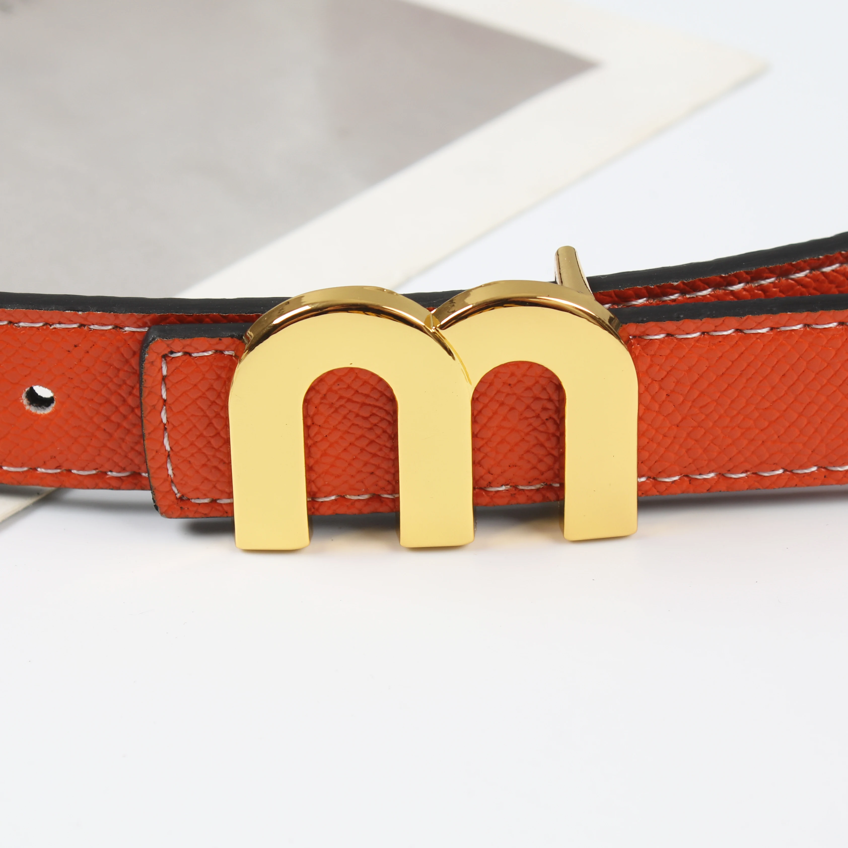 Der neue beidseitig verwendbare, glatte Schnalle, hochwertiger 2,3 cm Leder-Gürtel, modischer Trend, vielseitiger, dekorativer, dünner Rindsleder-Hosen-Gürtel. – Detail 8