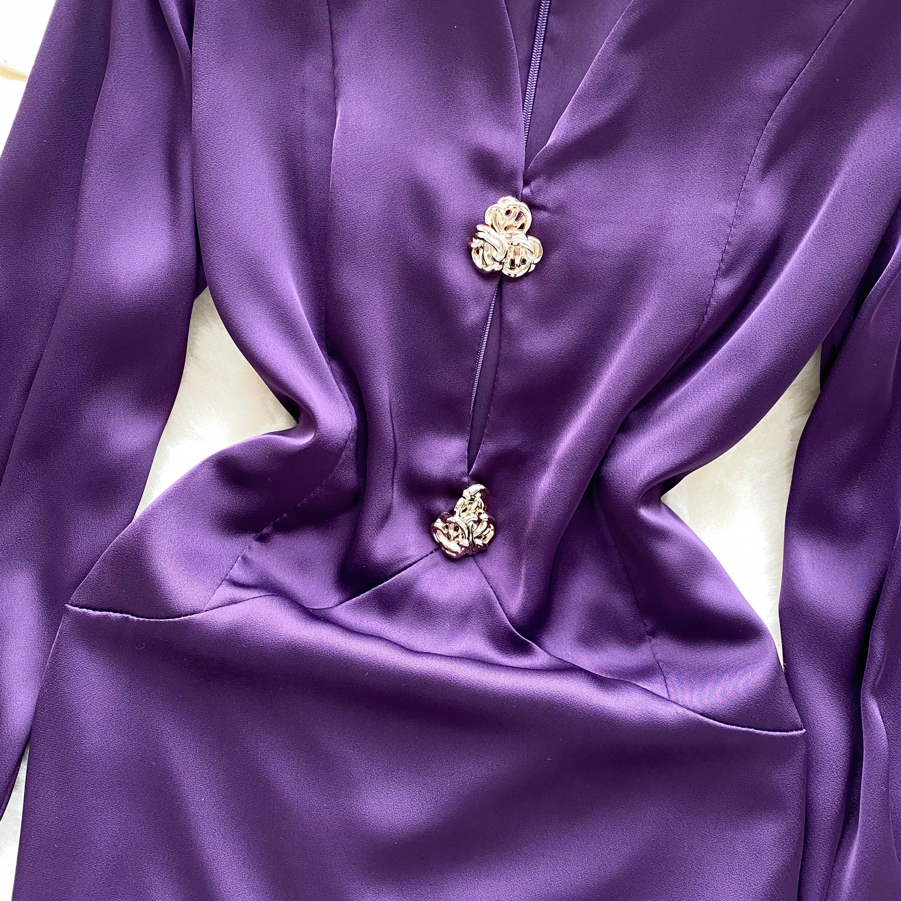 ssTss Abito elegante in raso da donna 2024 Nuova primavera autunno scollo a V manica lunga vita alta scava fuori aderente mini abito da festa