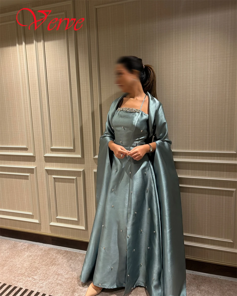 Aangepaste delicate lichtblauwe satijnen avondjurk Hoge kwaliteit strapless spaghettibandjes sjaal lange mouwen beroemdheidsjurken