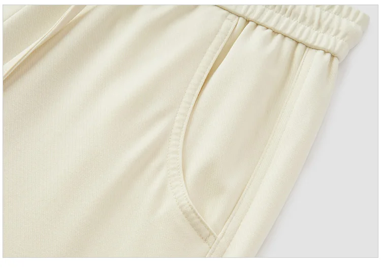 Damenhosen: Lässige, geschlitzte, lockere, geschwungene Slim-Fit-Hose im minimalistischen, vielseitigen Stil mit geschwungenem Bein – Sommermode 2026 für den Alltag – Detail 14