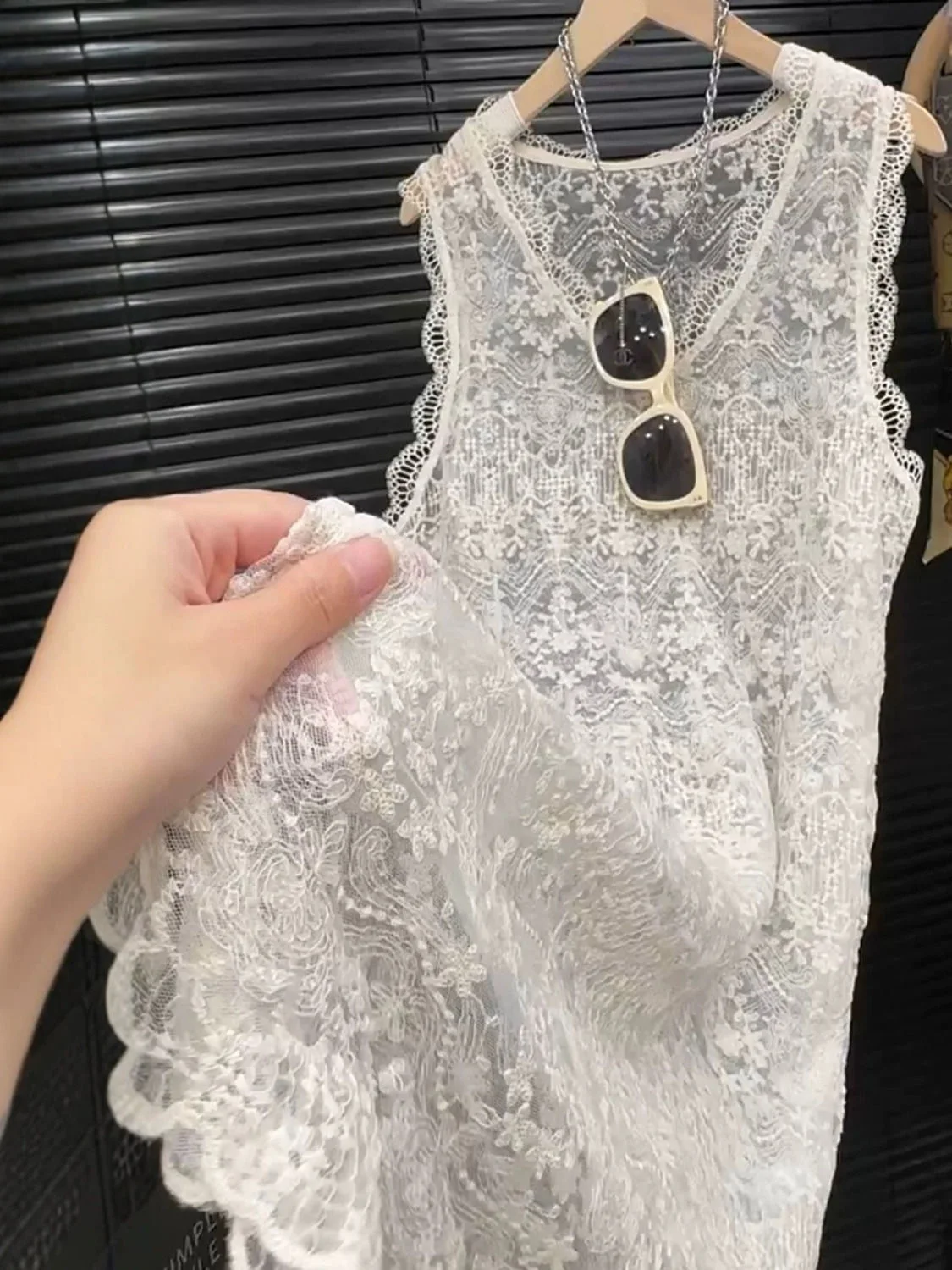 여성용 v 넥 투명 베이지 레이스 드레스 여름 빈티지 시스루 미디 탱크 드레스 Boho Cover Up 민소매 쉬어 메쉬 드레스