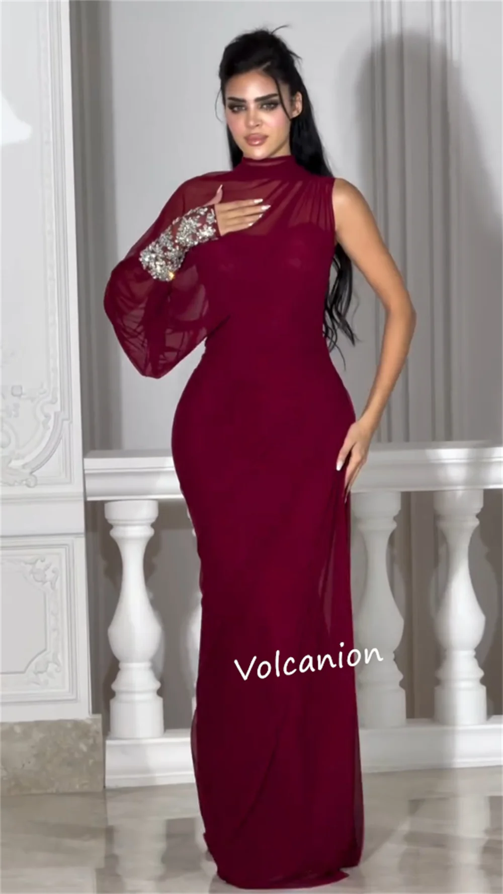 Индивидуальные шифоновые плиссированные длинные платья трапециевидной формы с высоким воротником и блестками. Изысканные формальные размеры.