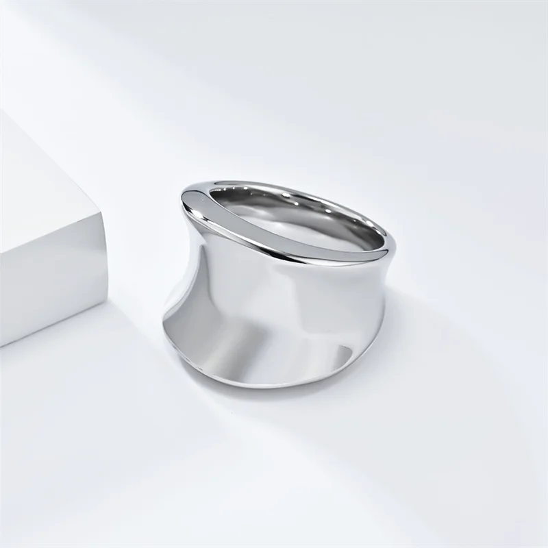 European and American street photography style, large light face ring, ladies' fashionable and high-end wearing, hand accessorie