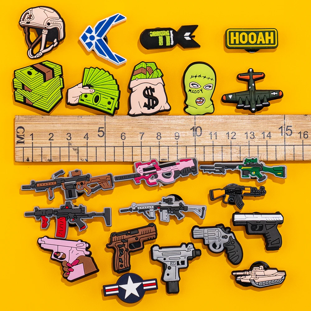 PVC armas sapato encantos decoração, dólar armas, aviões tanques, mísseis sapatos acessórios, medalhas conjunto, fivela sandália, atacado, 50pcs