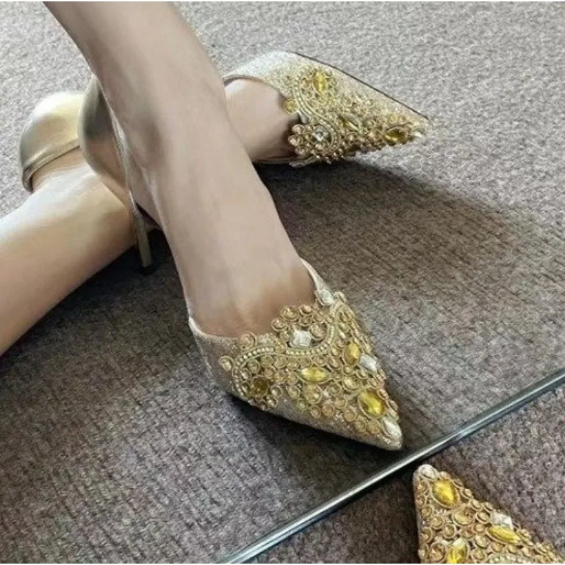 

Новая мода Элегантный благородный королевский золотой цвет Вечеринка Свадебный комплект женской обуви и сумки на высоком каблуке с острым носком, украшенный стразами