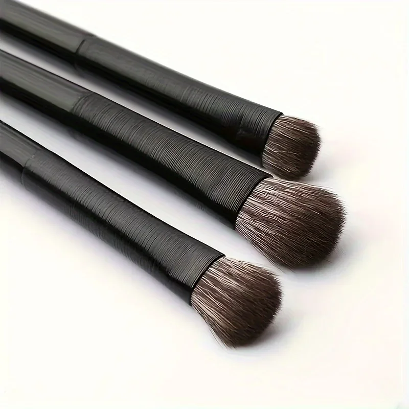 Un set di 6 pennelli per trucco occhi, ombretto delicatamente raffigurante, eyeliner, colorante halo, correttore, linea per ciglia smussate e inferiori