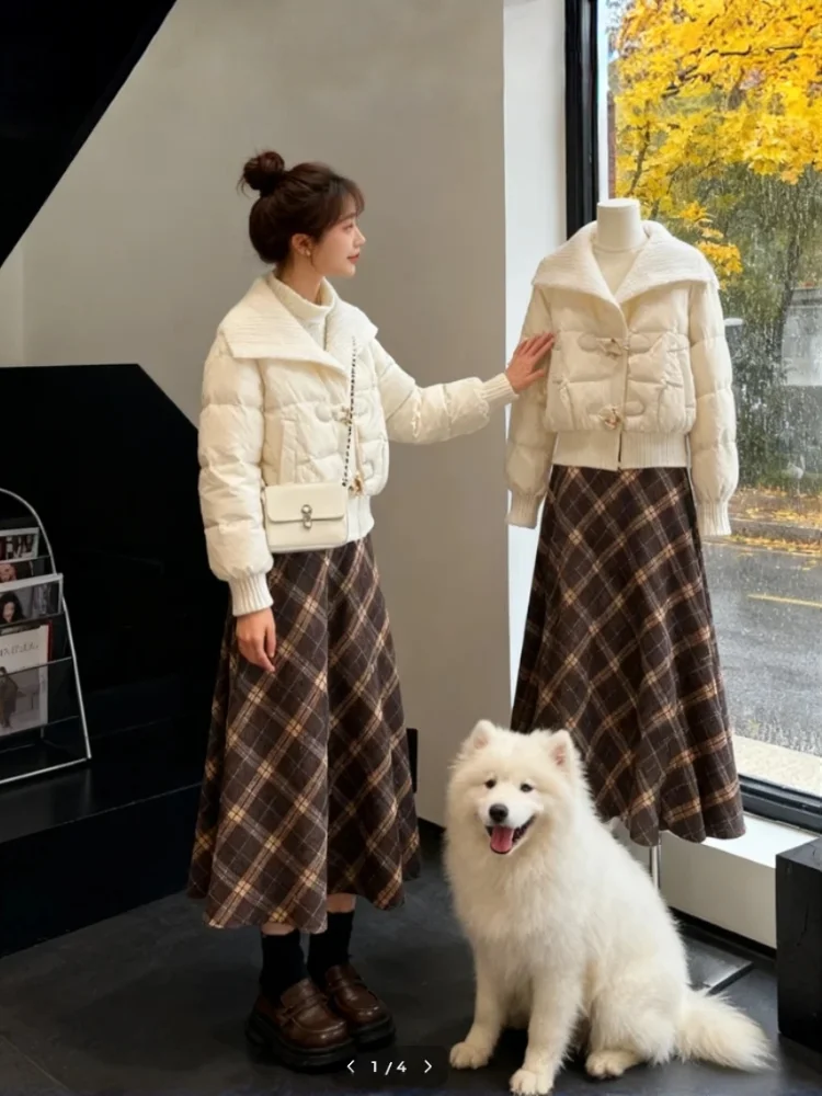 

Комплект из двух предметов: вязаный свитер в корейском стиле больших размеров и юбка в клетку с высокой талией для женщин. Модный осенне-зимний ансамбль.