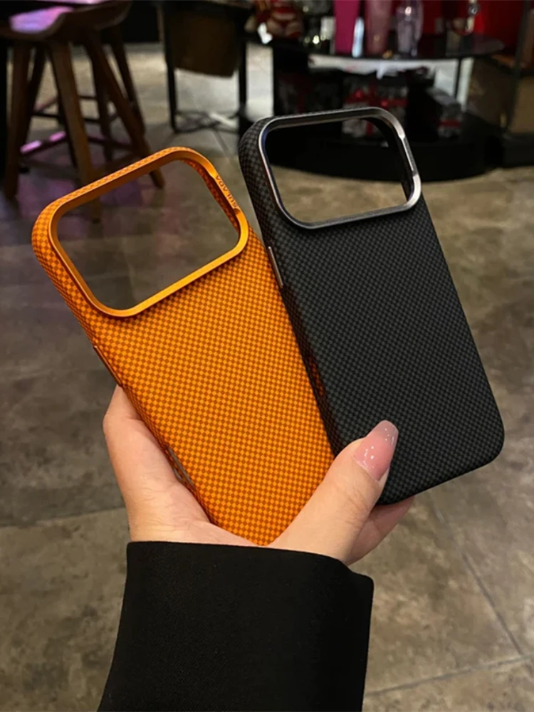 Magnetyczne, ultracienkie etui na telefon z teksturą włókna węglowego do iPhone 18, 17 Pro Max, 16 Pro, matowe, z efektem „skóry”, umożliwiające bezprzewodowe ładowanie. — zdjęcie produktu 7