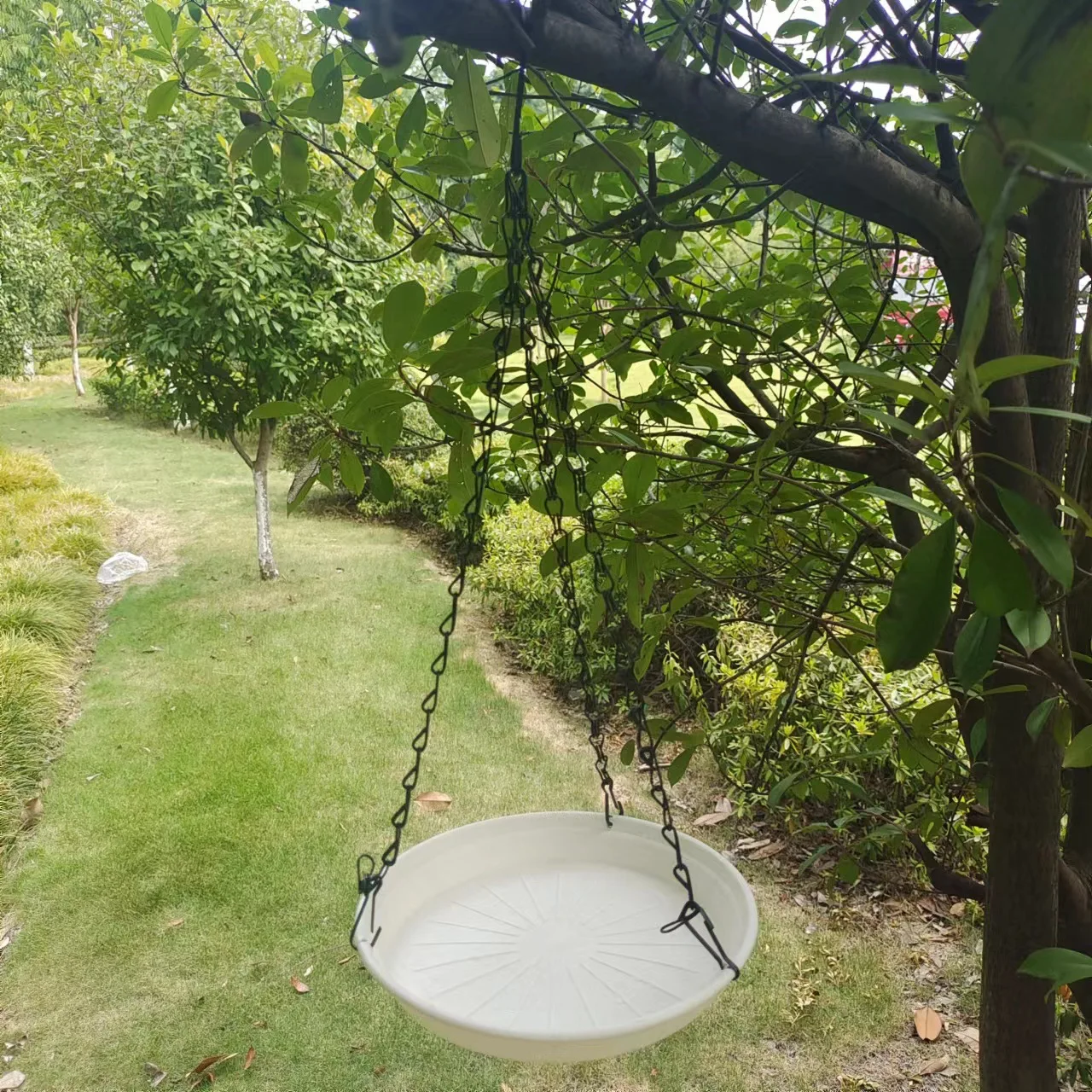 Bird Feeder Hanging Bird Bath Feeding Tray with Fountain Outdoor Bird Drinking Bird Tray with Hook and Chain for Garden Yard