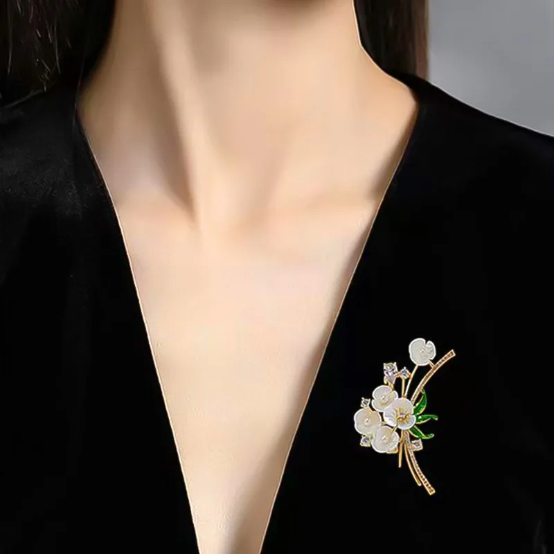 

Enamel Craft Floral Pattern Silk Scarf Rhinestone Brooches Clothing Jewelry Light Luxury Decoration Anti-glare Pins Accessory