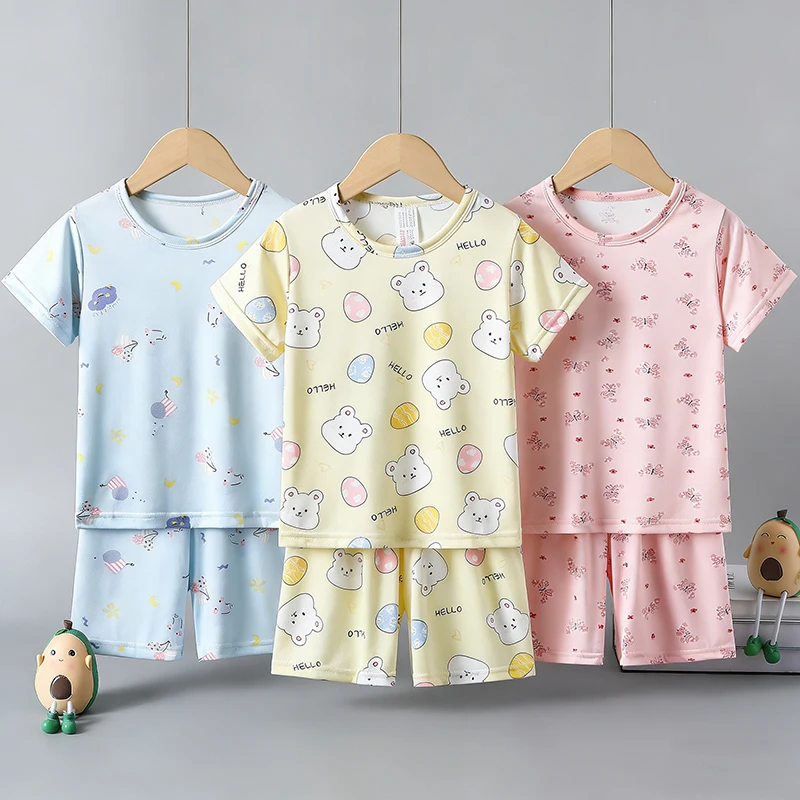 

Детский летний комплект из 2 предметов: шорты с короткими рукавами и милым мультяшным принтом для мальчиков и девочек, повседневные и удобные шорты с футболкой.