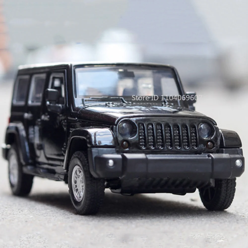 1:32 Wrangler Modello di auto della polizia Giocattoli Pressofuso in metallo Suono Luce Porte aperte Tirare indietro Pneumatici in gomma Veicoli festival Regalo per il ragazzo