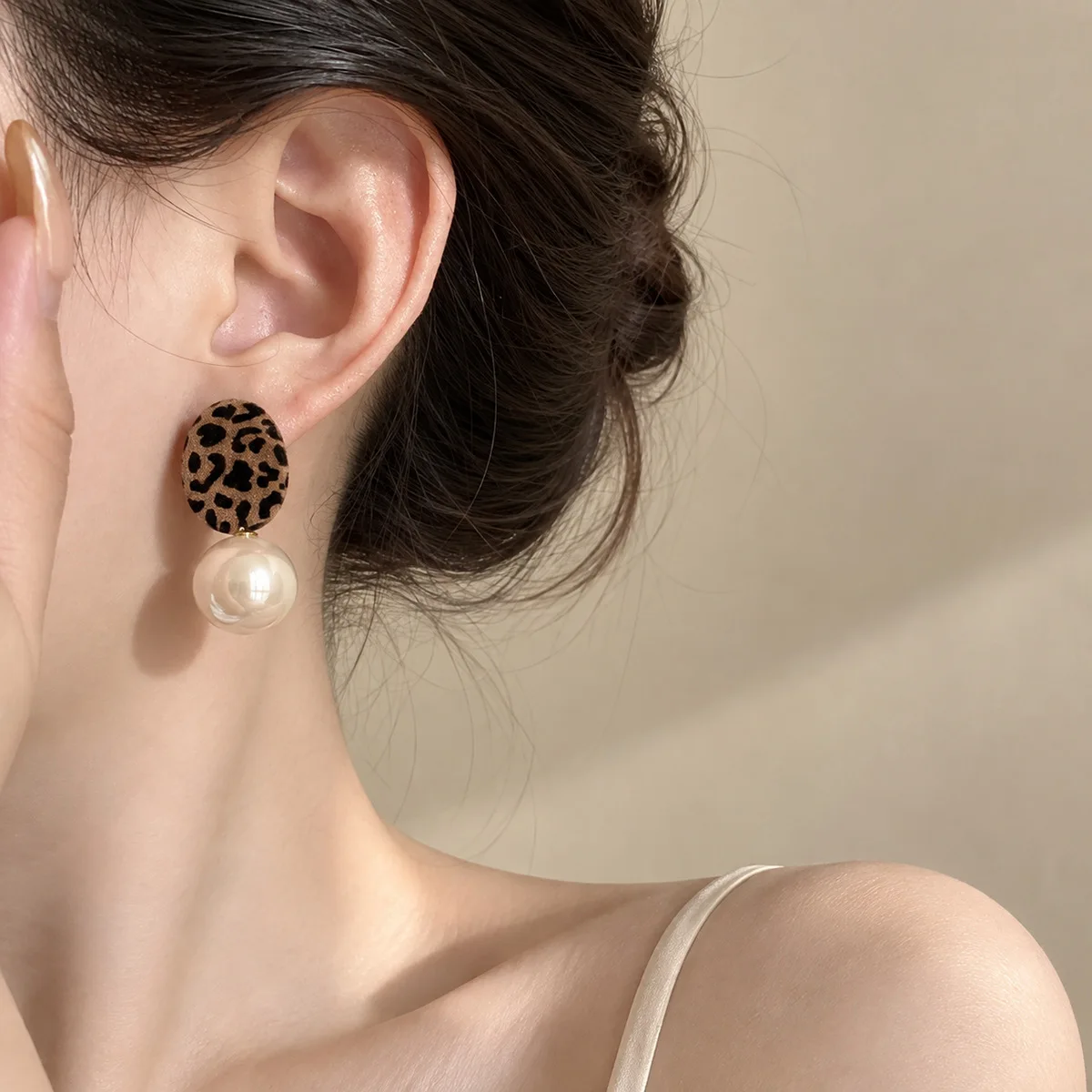 Autumn Winter Elegant Flocked Oval Leopard-Print Pearl Drop Earrings for Women Vintage Retro Jewelry Gift HUANZHI 2026 NEW