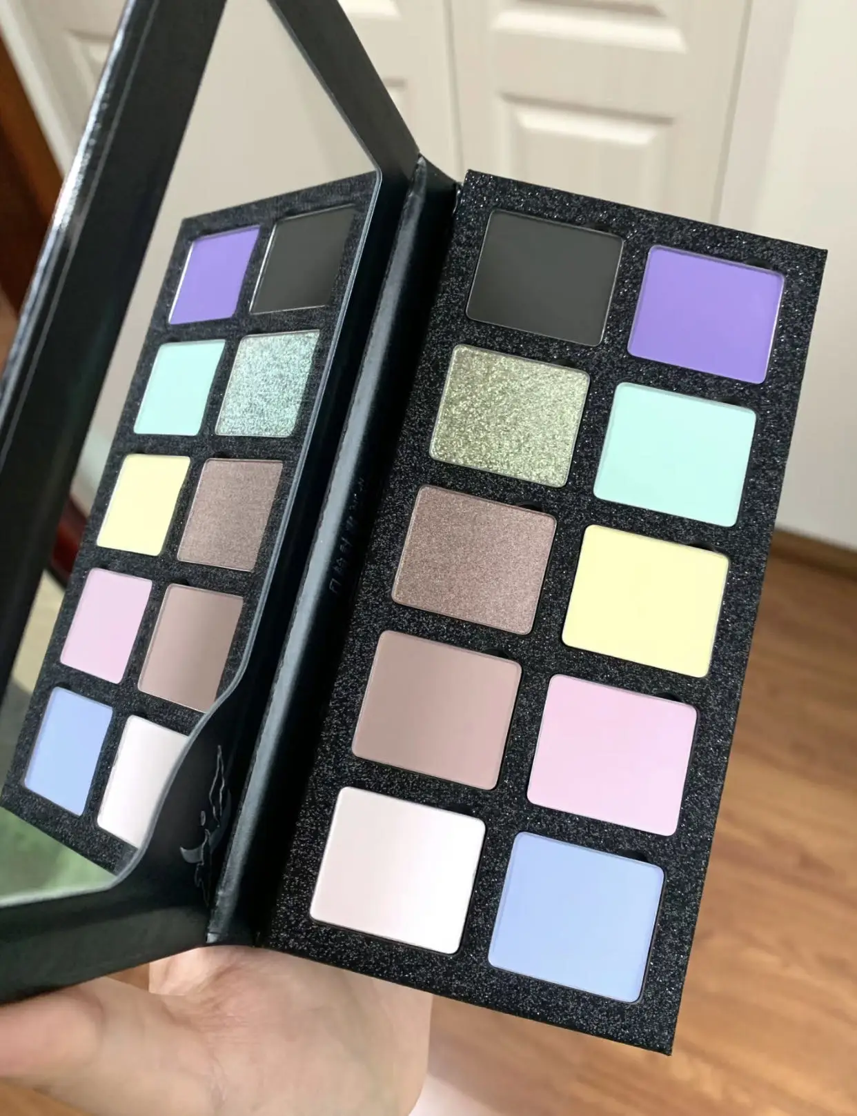 DRAMO Old Mushroom Co-name Y2K 10 ألوان ظلال عيون غير لامعة لامعة الحرباء لوحة ظلال عيون أخضر أصفر مكياج عيون