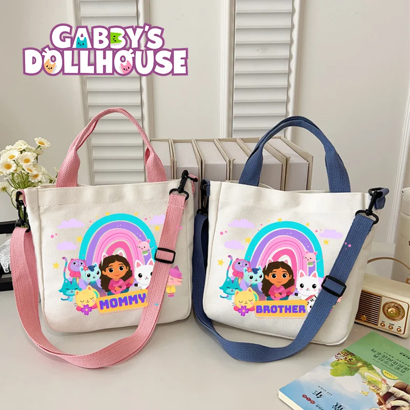 

Мультяшная сумка-тоут «Домик Гэбби» с персонажами аниме, подарки для мальчиков и девочек, милая, вместительная, портативная, для хранения, новинка 2026 года, модная уличная сумка