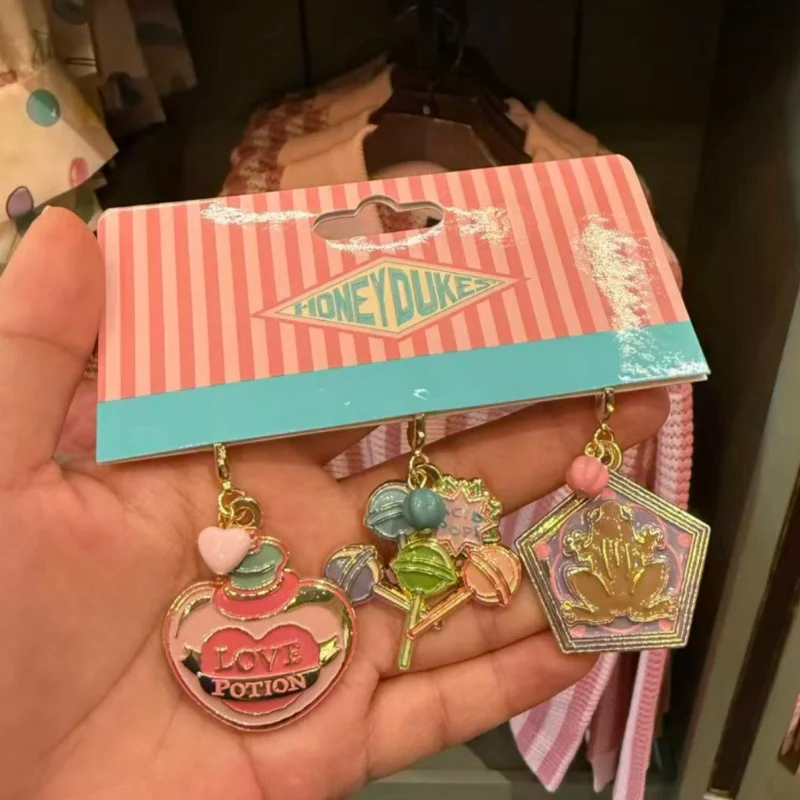 

Официальный брелок-сувенир Honeydukes Candy Shop «Заклинание любви» для пары от Universal Beijing Resort