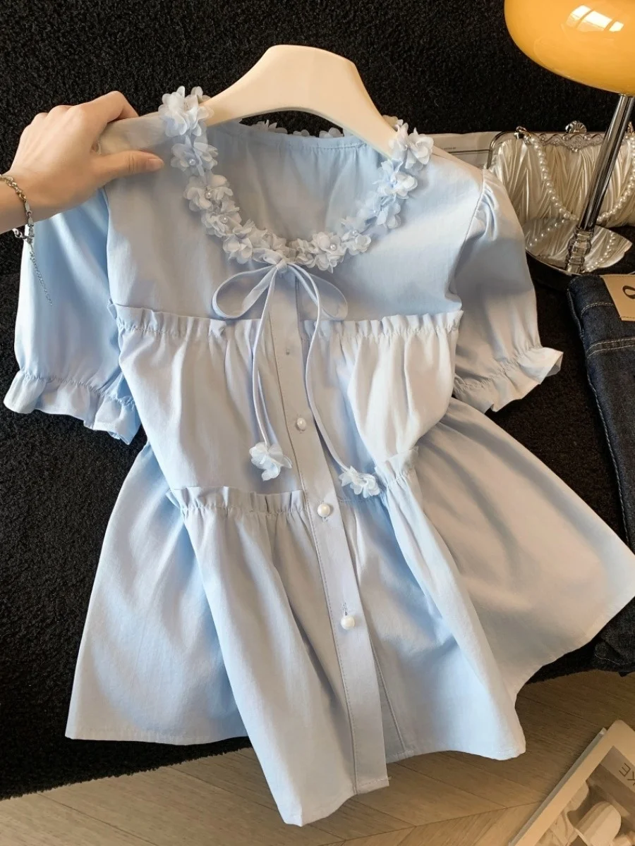 

Женский летний топ с V-образным вырезом, обильно декорированный оборками и завязками, уникальный дизайн, стильный и комфортный.