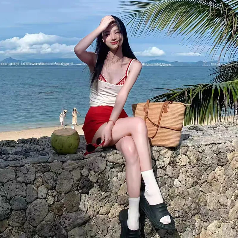 Nowy damski czerwony, kokieteryjny zestaw strojów kąpielowych, seksowny, z odkrytymi plecami, modelujący sylwetkę, wyszczuplający, idealny na letnie wakacje na plaży.