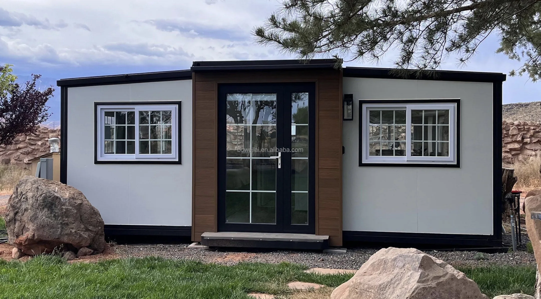 منزل حاوية حديث قابل للتوسيع مكون من 3 غرف نوم بطول 20 قدمًا - 40 قدمًا مع سطح وشرفة مغطاة للفيلات