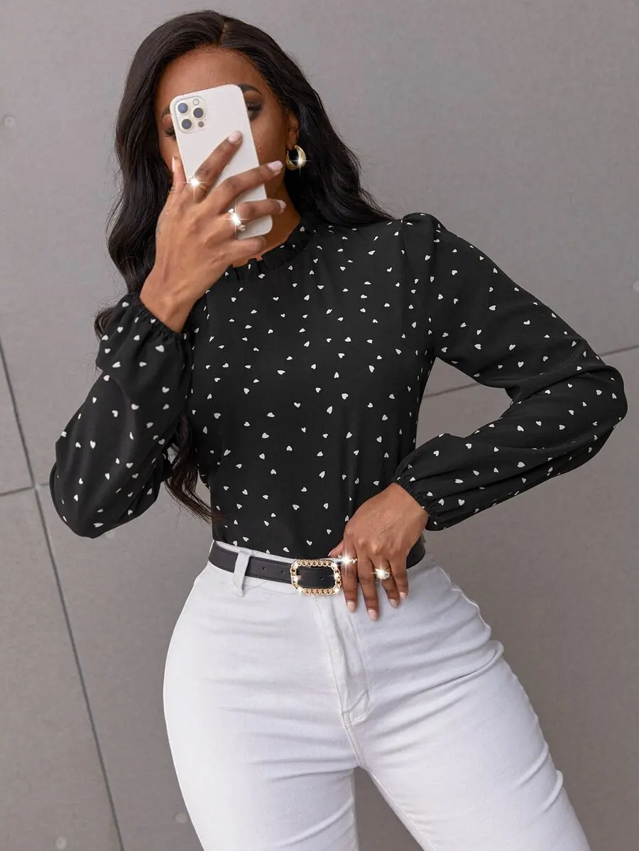 

Черная блузка с принтом в виде сердец, рукавами-бишоп и рюшами на горловине для женщин, осенняя повседневная одежда