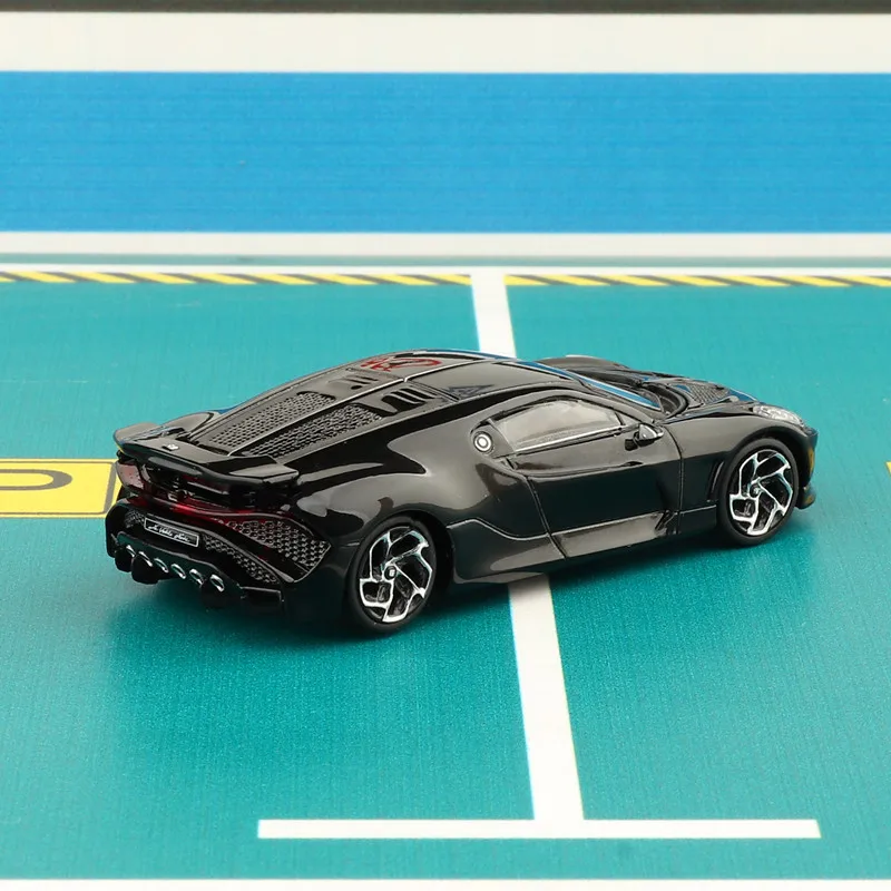 Auto in lega Auto sportiva Fondo in ferro Pneumatico in gomma Modello di simulazione Decorazione Collezione di ornamenti Auto giocattolo