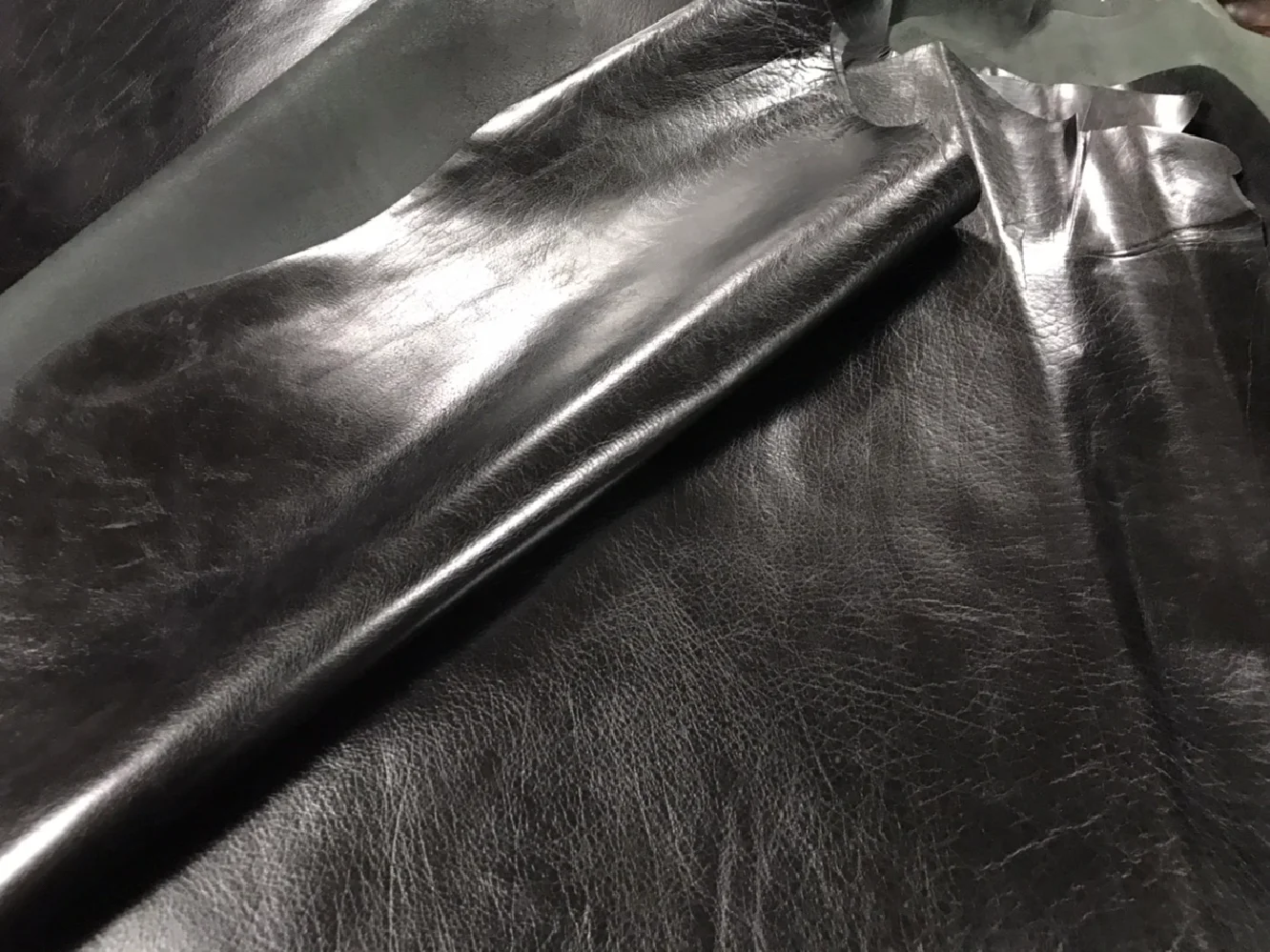 

Black glossy calfskin Vegetable tanning leather thickness 1.0-1.2mm 8-10 sf.