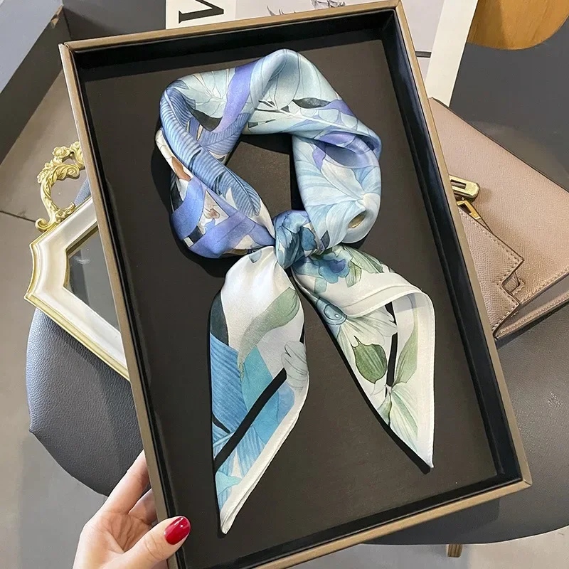 

New versatile small square scarf scarf in spring and autumn
