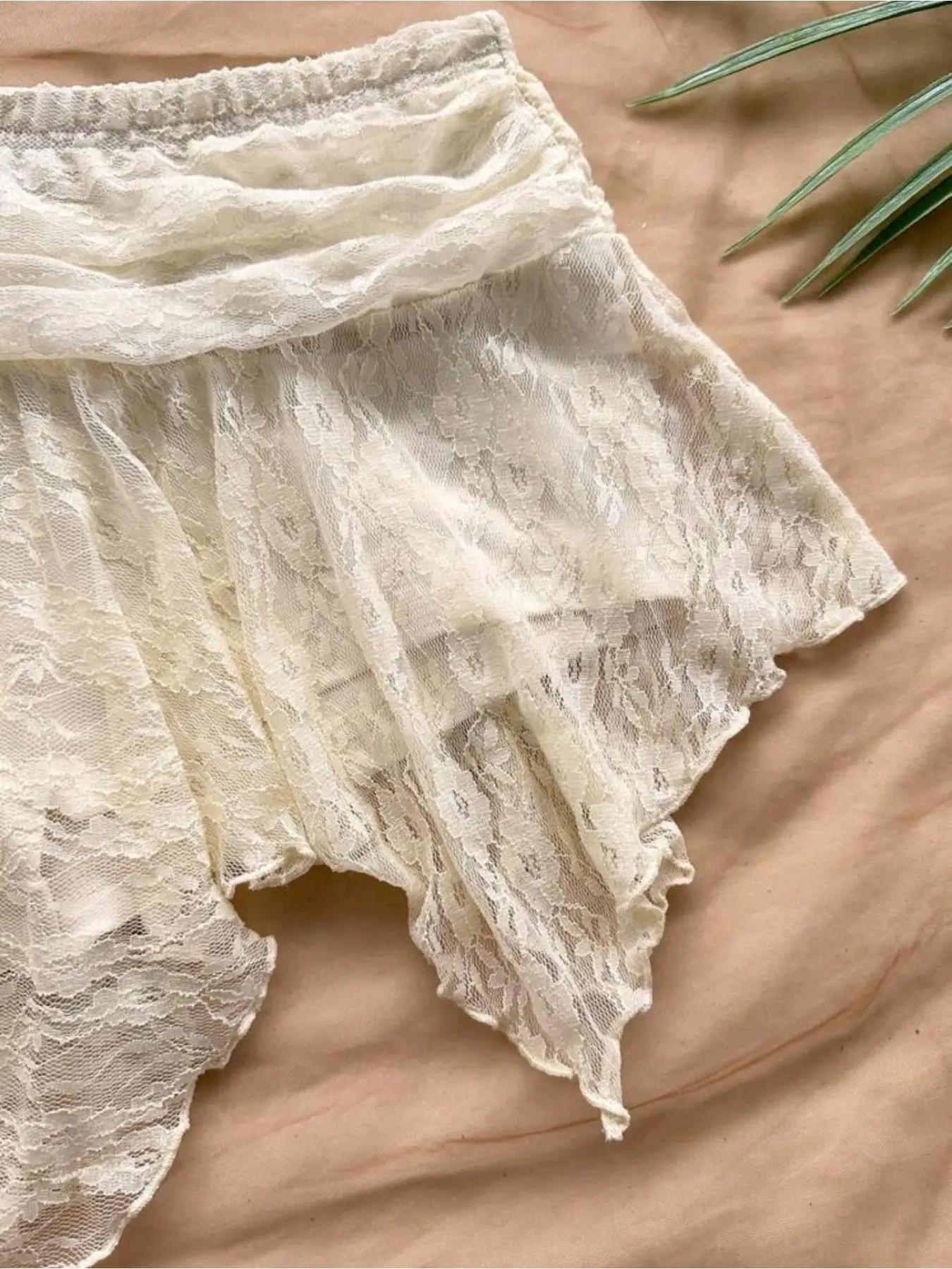 يرتدي السيدة ملابسًا أنيقة مكشوفة الكتفين مع قمة عميقة وتنورة متوسطة الطول. #5