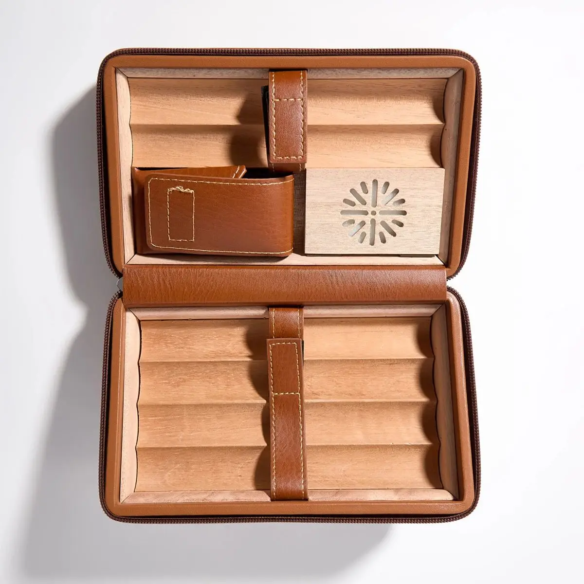 portable cigar bag,Cedar wood cigar humidor,  leather cedar wood with humidifier and towel. The cigar box can hold 6 cigars