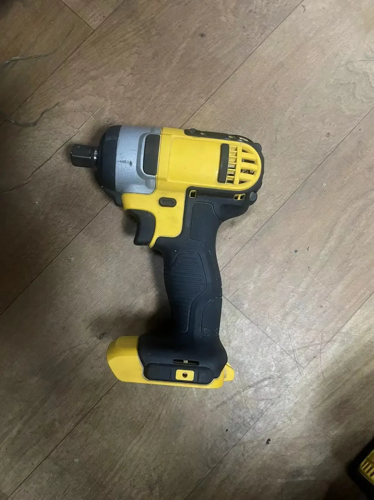 

Used Dcf 880 DEWALT IMPACT WRENCH 1/2"XR LI-ION ( Tool Only ). Works good