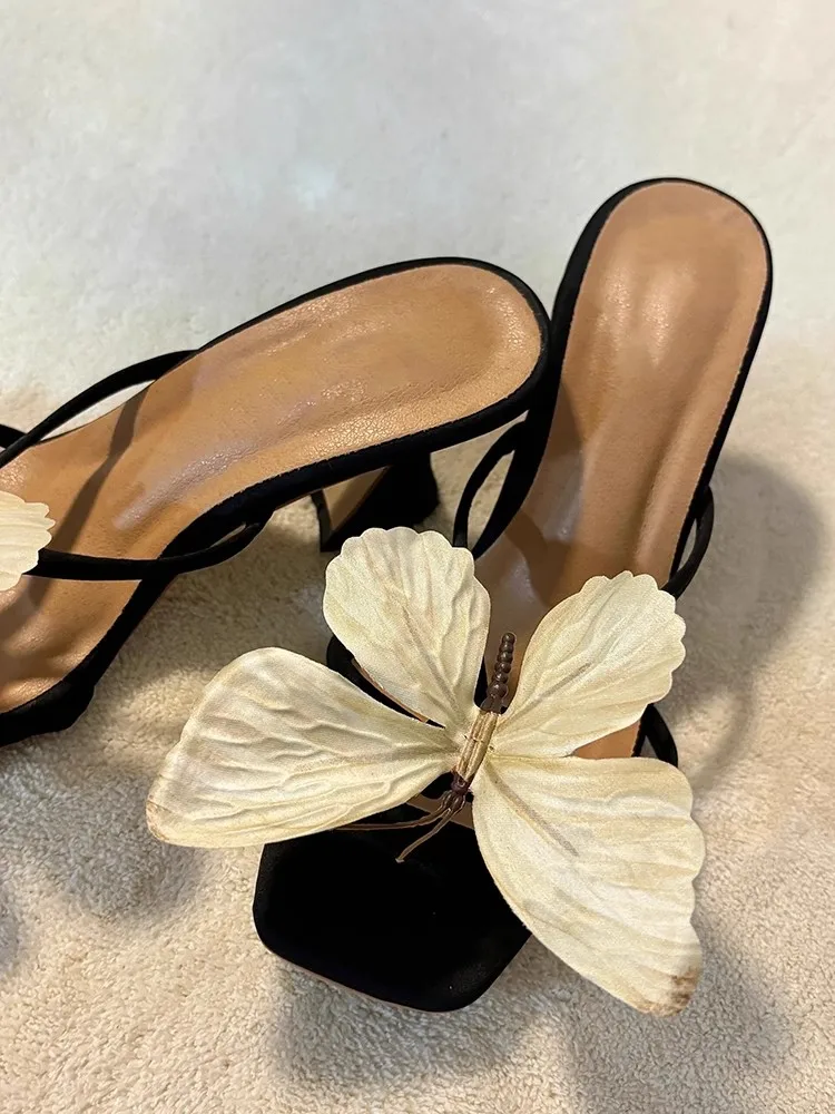 التايلاندية المتخصصة تصميم فراشة النعال قطعة واحدة عالية الكعب 2025 جديد الجنية مزاجه الصنادل كعب خشن للنساء