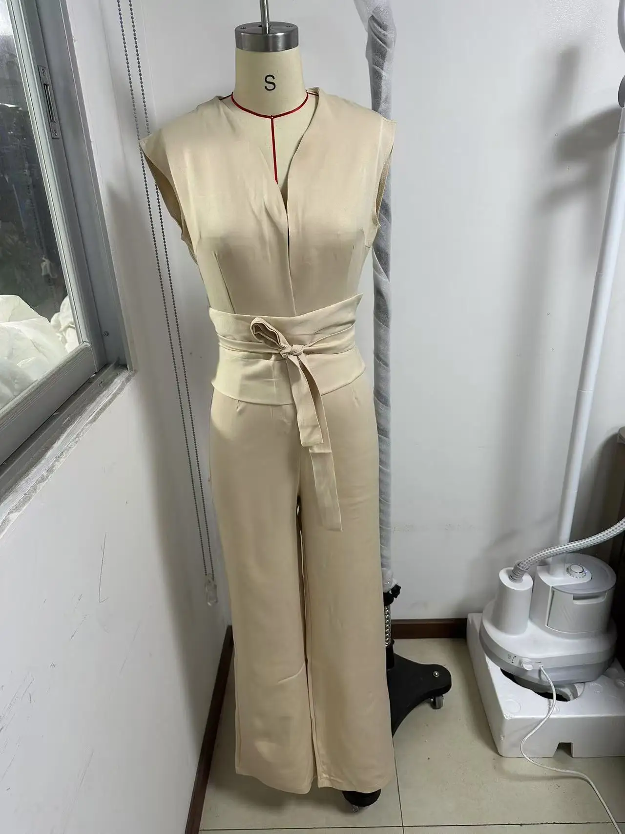 봄과 여름 점프 슈트 솔리드 컬러 패션 섹시한 여성 Rompers 민소매 슬리밍 와이드 레그 팬츠 점프 슈트