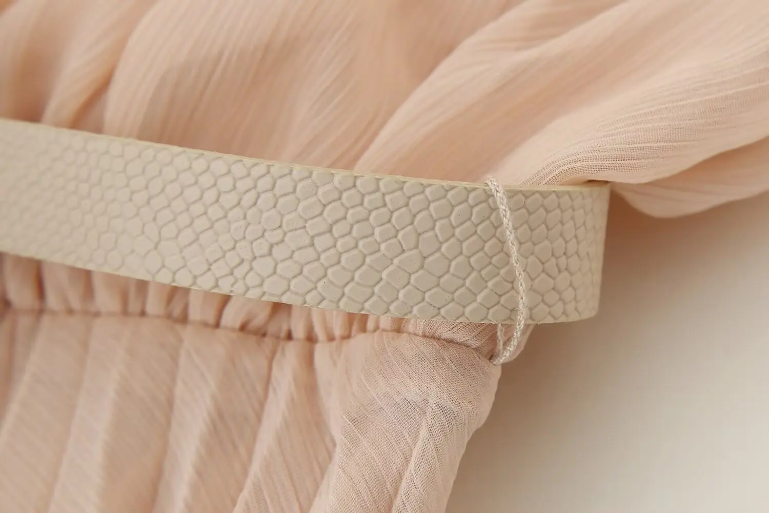 ชุดเดรสยาวปานกลางทรงพลีทคาดเข็มขัดสไตล์ยุโรปและอเมริกา  สินค้าใหม่ประจำฤดูใบไม้ร่วงปี 2025