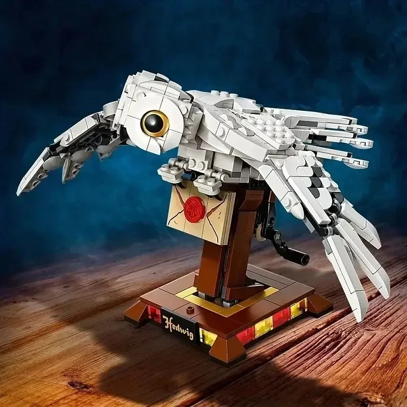 630pcs Magical World of Wizards Mechanical Hedwig Snowy Owl Deliver Letter Model Building Blocks Toy Compatible With Brick