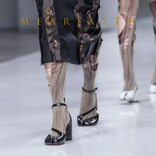 جديد 2025 صنادل نسائية ملفوفة عند الأصابع باللون الأسود بمقدمة مقسمة وكعب سميك وحزام خلفي مقاس كبير أحذية نسائية غير رسمية مقاس كبير أحذية تابي #3