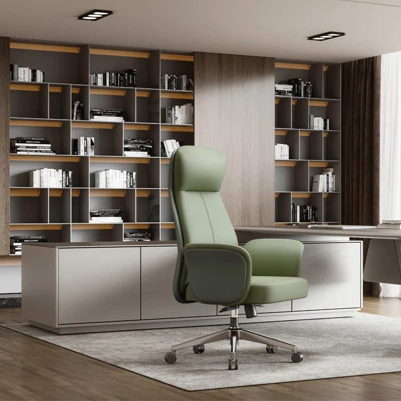 كرسي مكتب من الجلد الطبيعي باللون الأخضر بتصميم عصري أنيق عالي الظهر مع قاعدة وعجلات معدنية