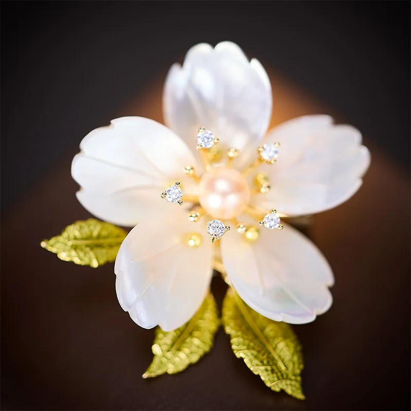 Chinese Style Natural Shell Freshwater Pearl Magnolia Flower Brooch For Women Elegant Lucky Auspicious Pin Cheongsam Coat Gift