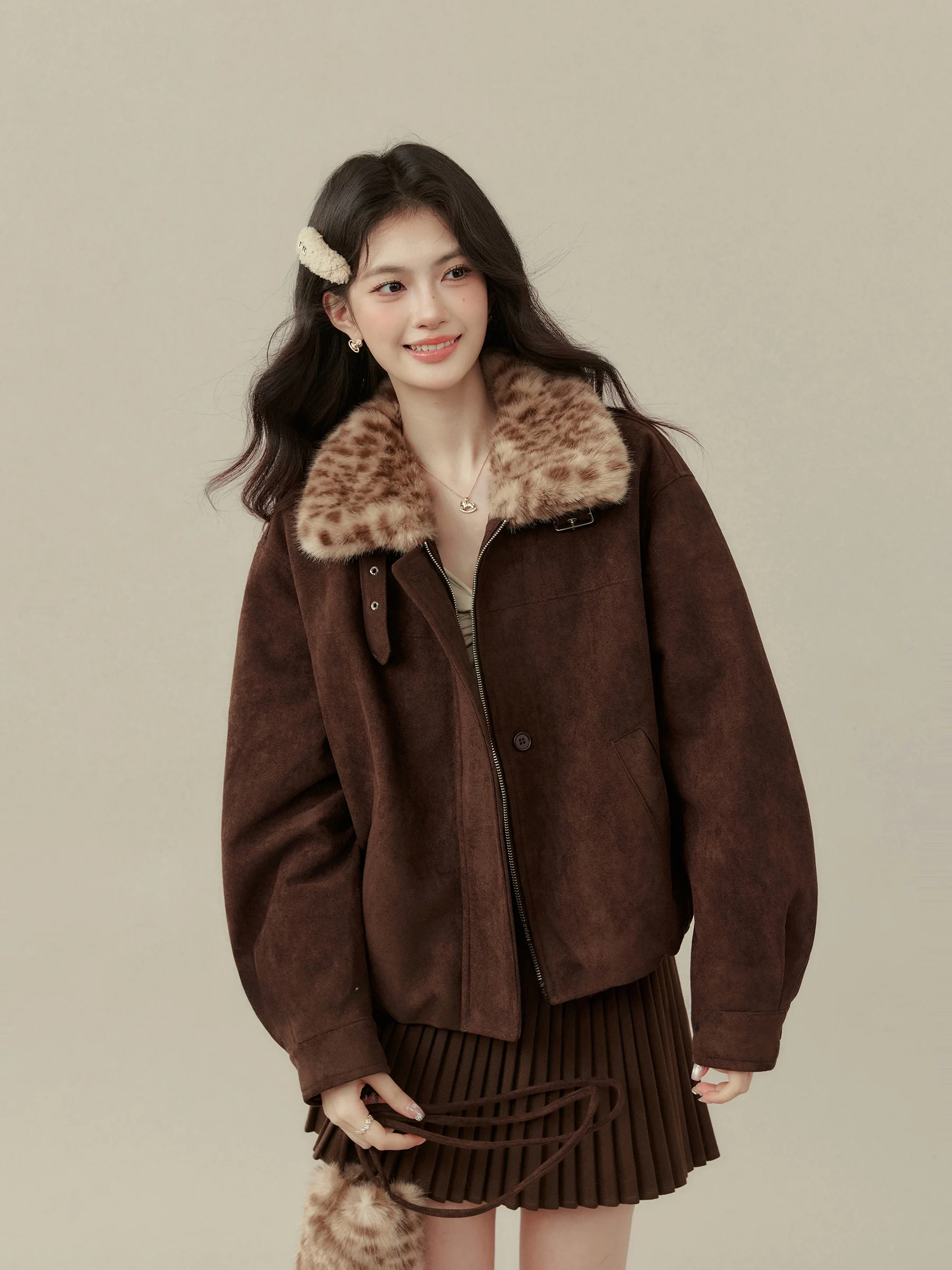 Jaqueta Curta de Veludo Sintético com Zíper Solto Ele Sle Coffee Stamp para Mulheres Plus Size com Textura de Pele Melanina Deslumbrante