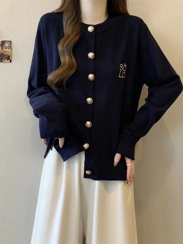 

Вязаная кофта больших размеров с металлическими пуговицами в стиле Шанель для женщин, осенняя новинка, стройнящий универсальный дизайн с завышенной талией