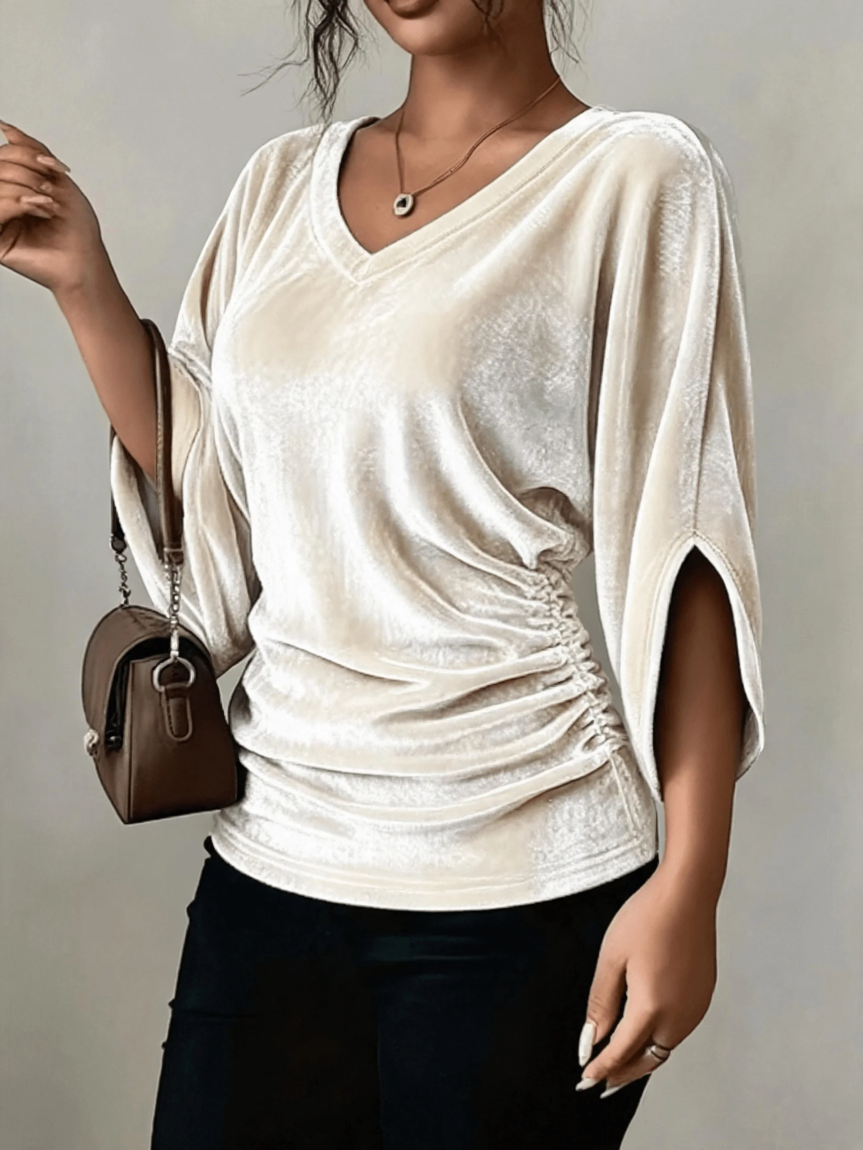 Plus Size Damen Samt-Oberteil mit V-Ausschnitt, 3/4-Ärmeln, elastischen Seitenpartien und Raffungen, einfarbige lässige Bluse – Detail 12