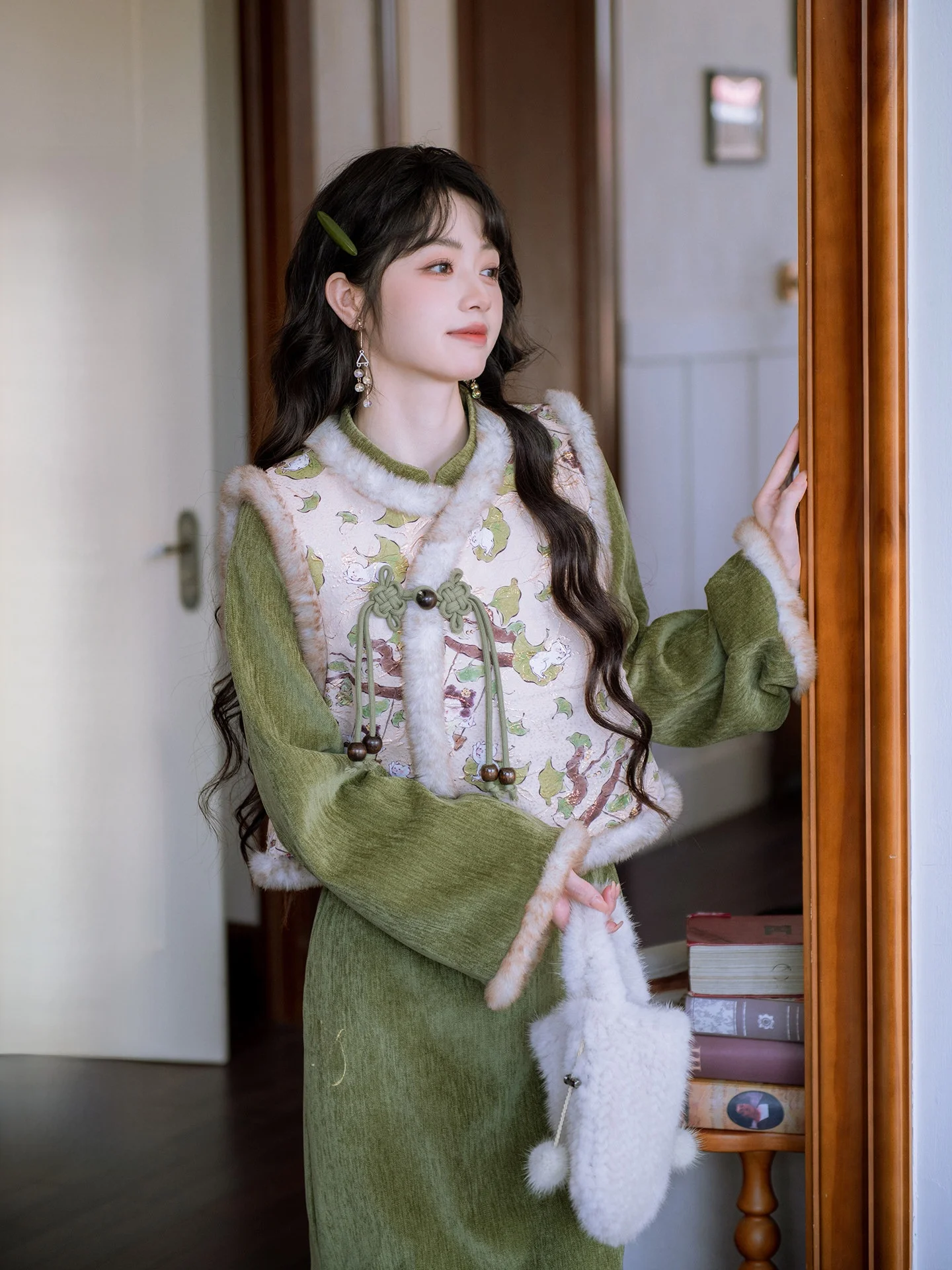 

Новая китайская вышитая куртка-ципао из смесового хлопка для женщин: модная, для повседневной носки, укороченная, утепленная