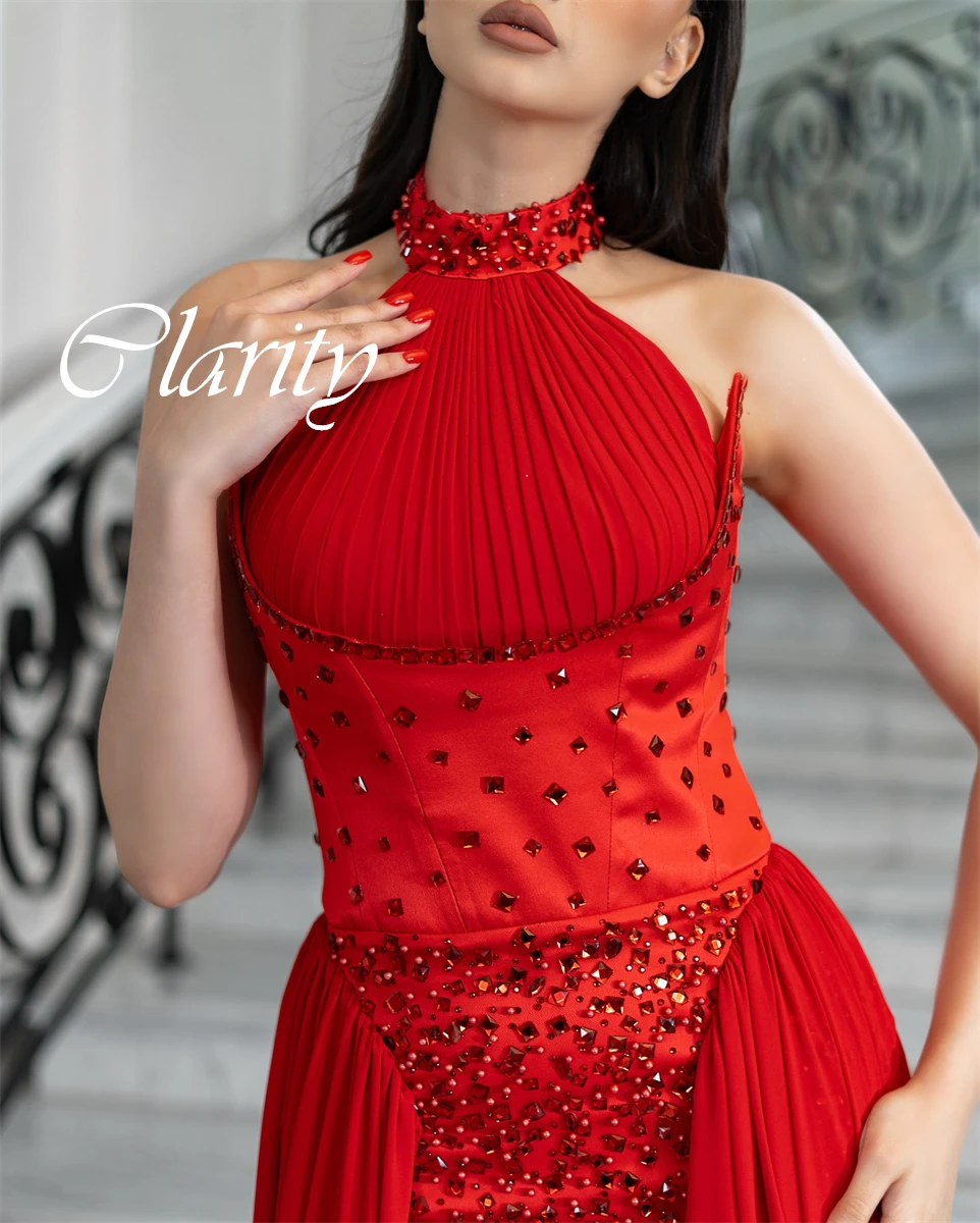 Maßgeschneidertes zartes rotes Satin-Abendkleid, exquisites Neckholder-ärmelloses Kristall-Abschlussballkleid, Kapellenschleppe, Partykleid mit Reißverschluss hinten