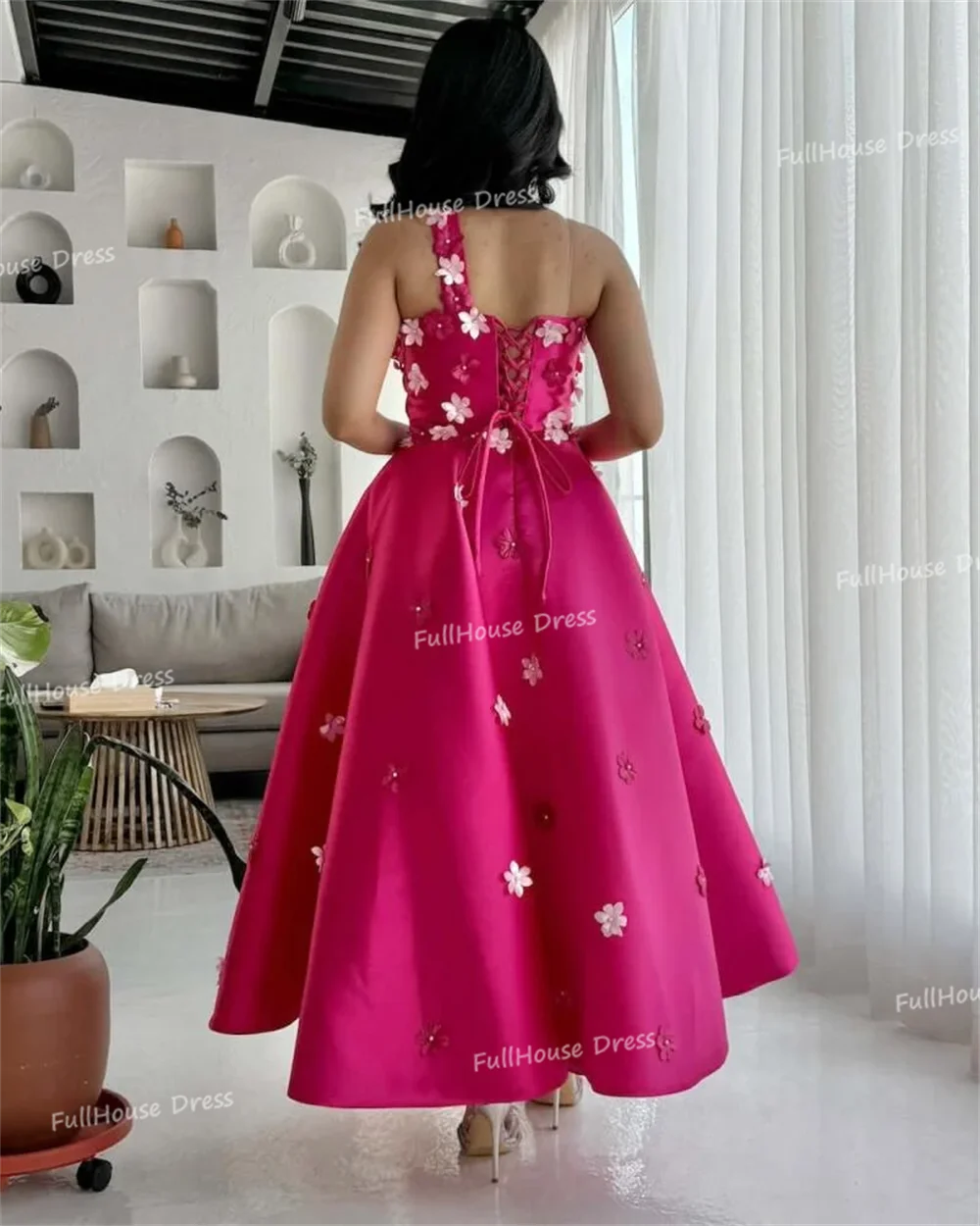 فستان سهرة مصنوع حسب الطلب بدون أكمام من الساتان بطبقات على شكل حرف a ثنيات بطول الشاي مع دانتيل مزين بالزهور