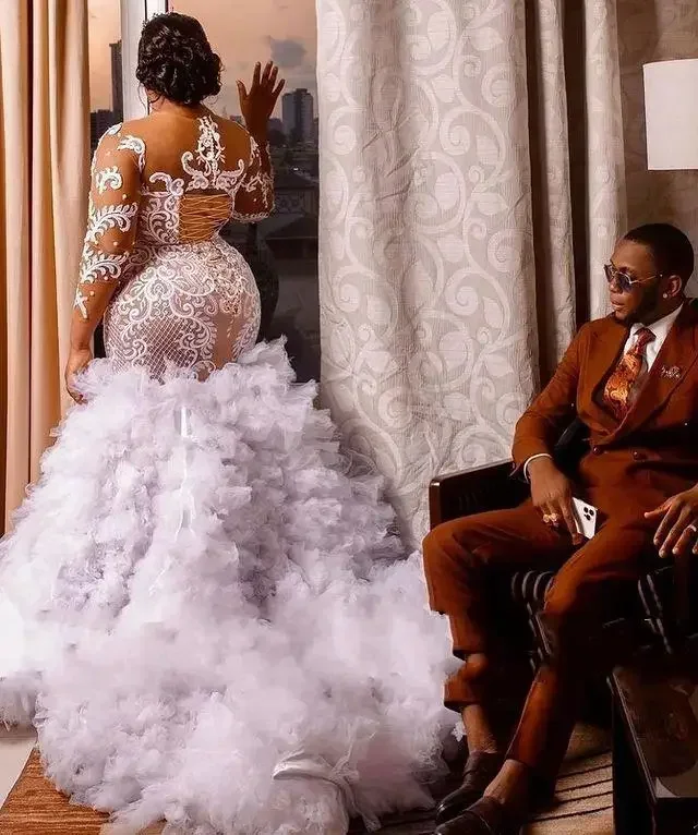 Maßgeschneiderte Illusion mit langen Ärmeln Plus Size Brautkleid Vestidos De Novia U-Ausschnitt Afrikanischer Tüll Müde Rüschen Brautkleider