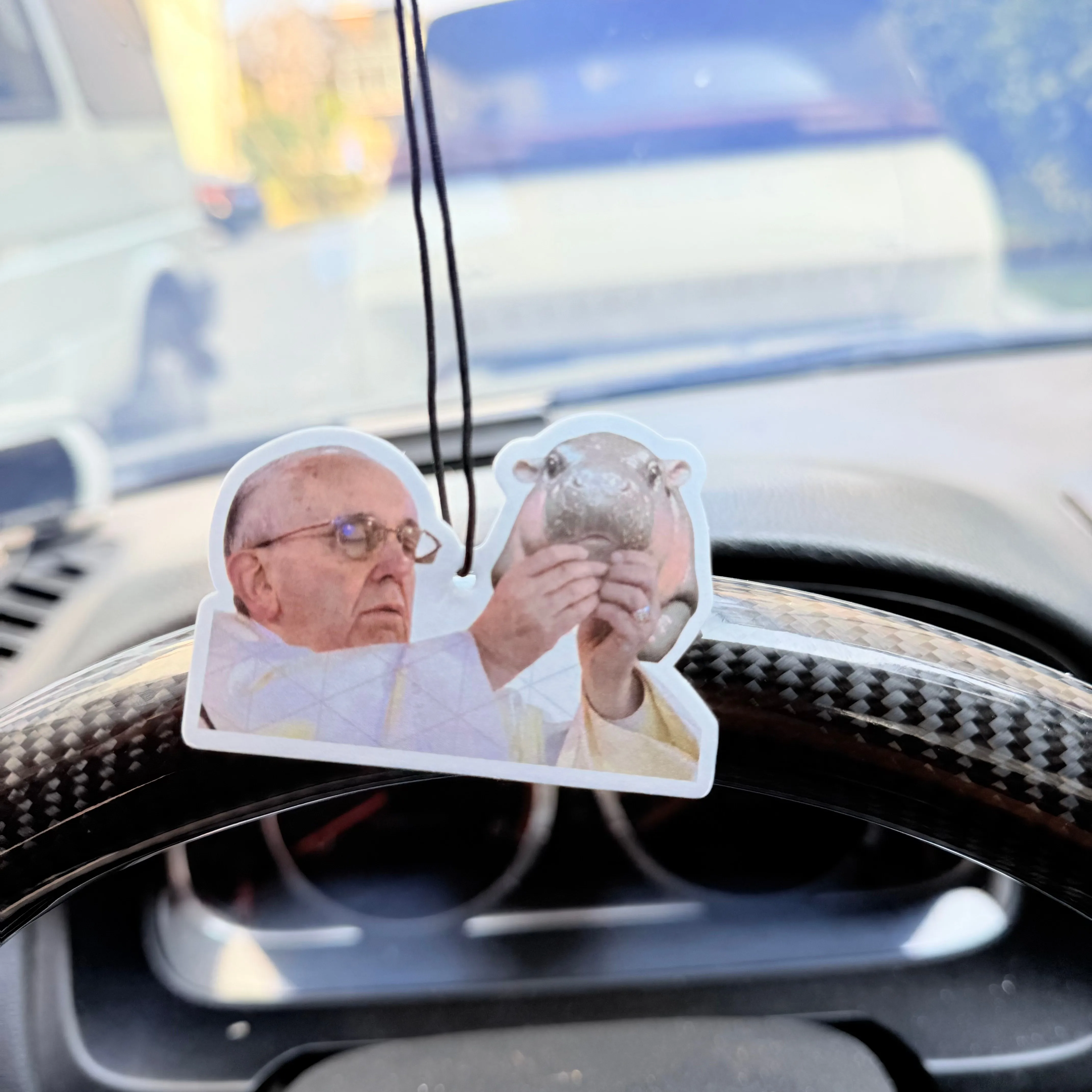 1 Stück Moo Deng und Pope Autoduft-Anhänger, Entspannender Auto-Lufterfrischer, Auto-Innenraum-Zubehör